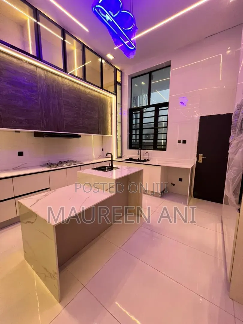 5bdrm Mansion in Chevron for sale