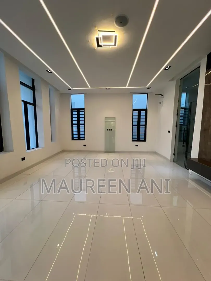5bdrm Mansion in Chevron for sale