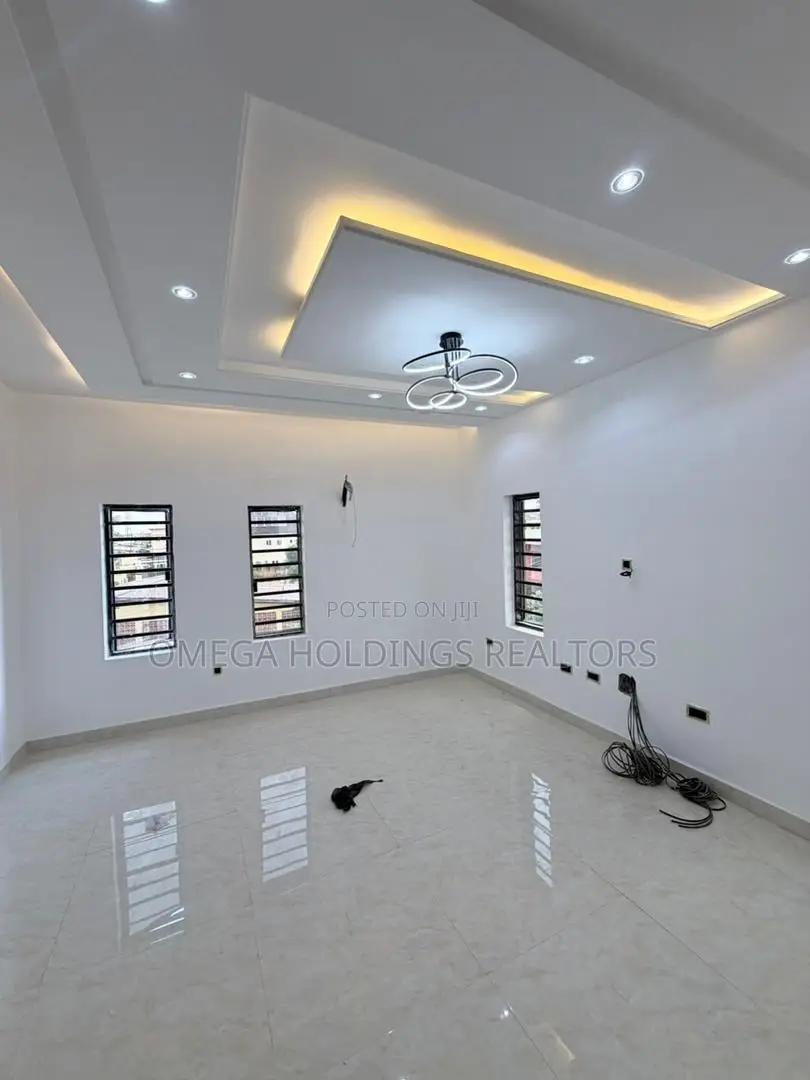5bdrm Penthouse in Bodija Estate for sale