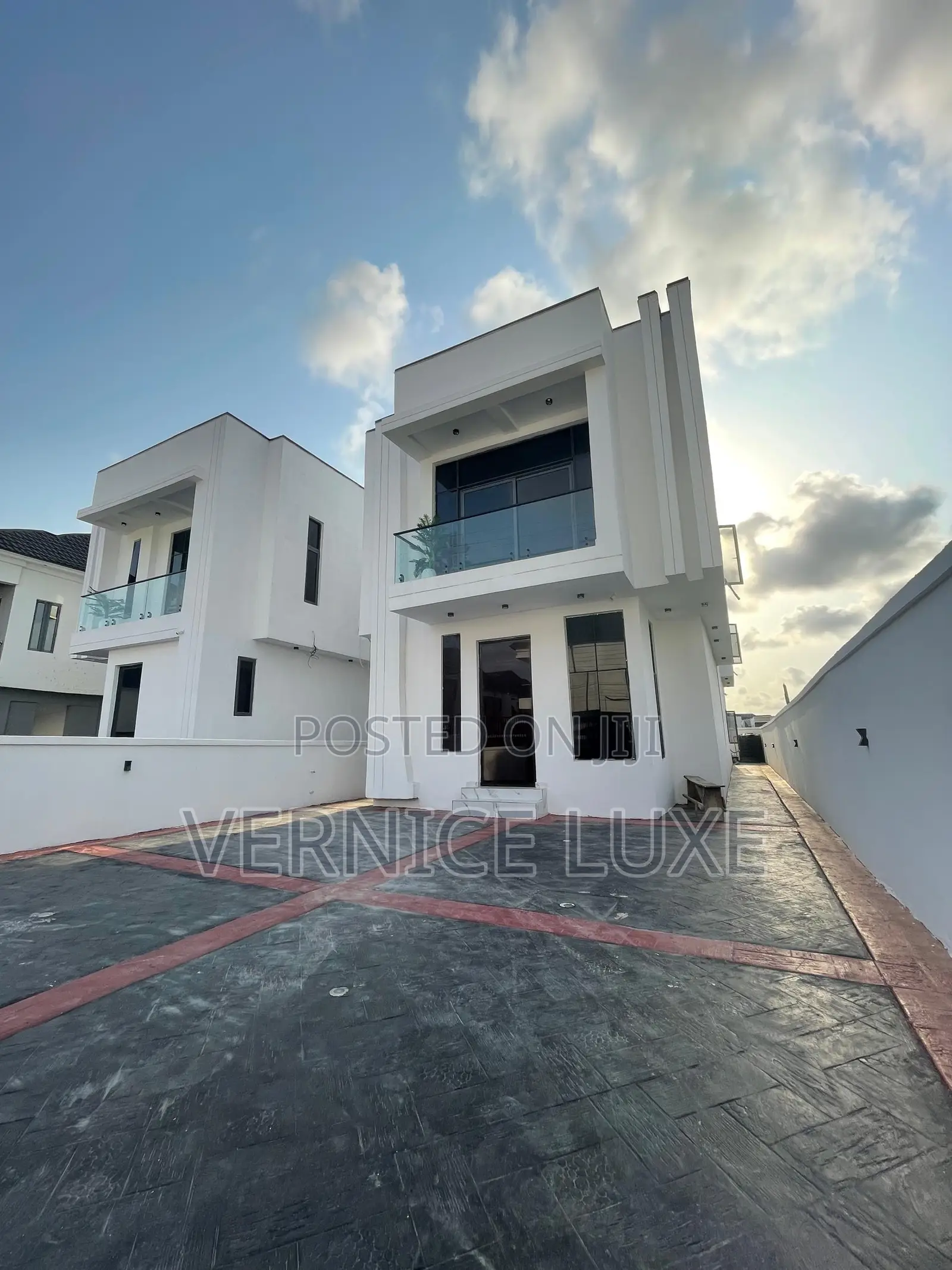 5bdrm Duplex in Vgc for sale