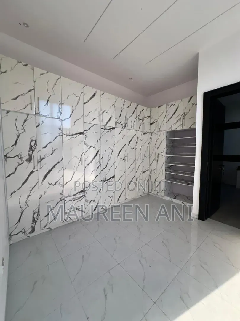 6bdrm Duplex in Chevron for sale