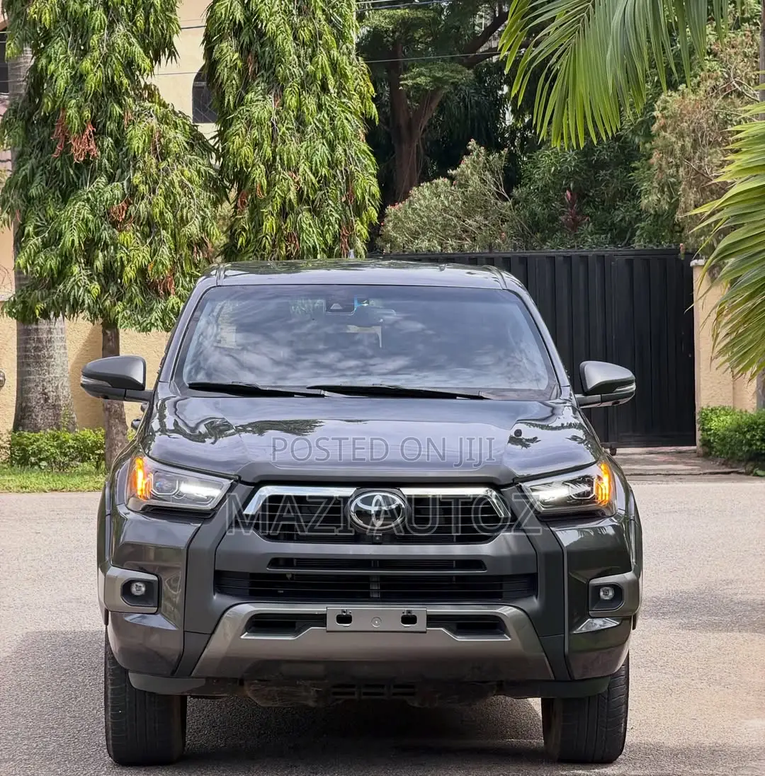 Toyota Hilux 2024 Gray