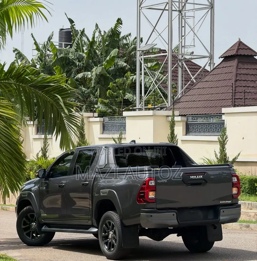 Toyota Hilux 2024 Gray