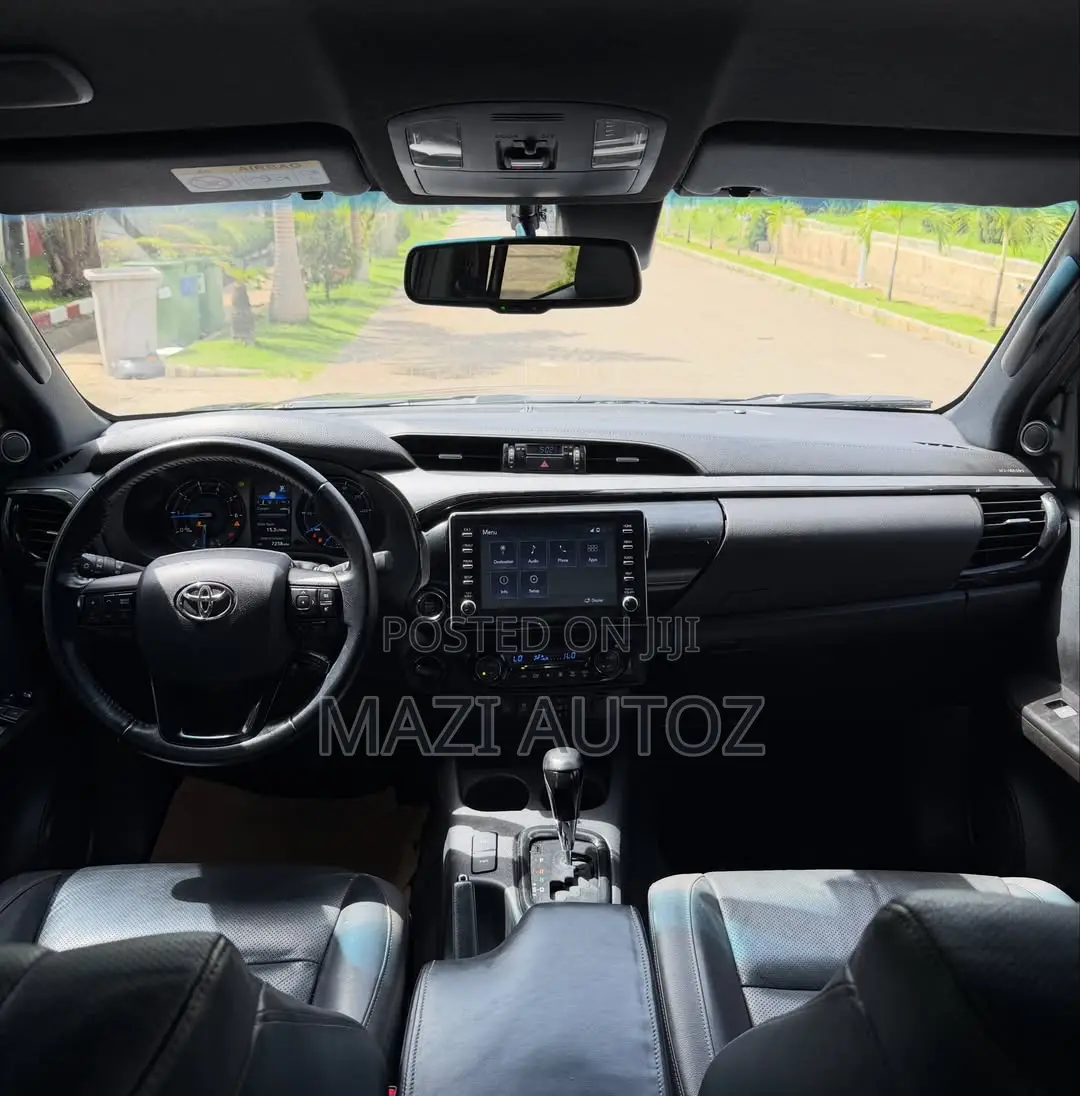 Toyota Hilux 2024 Gray