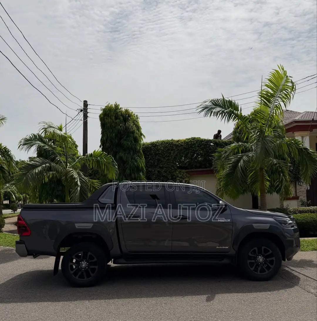 Toyota Hilux 2024 Gray