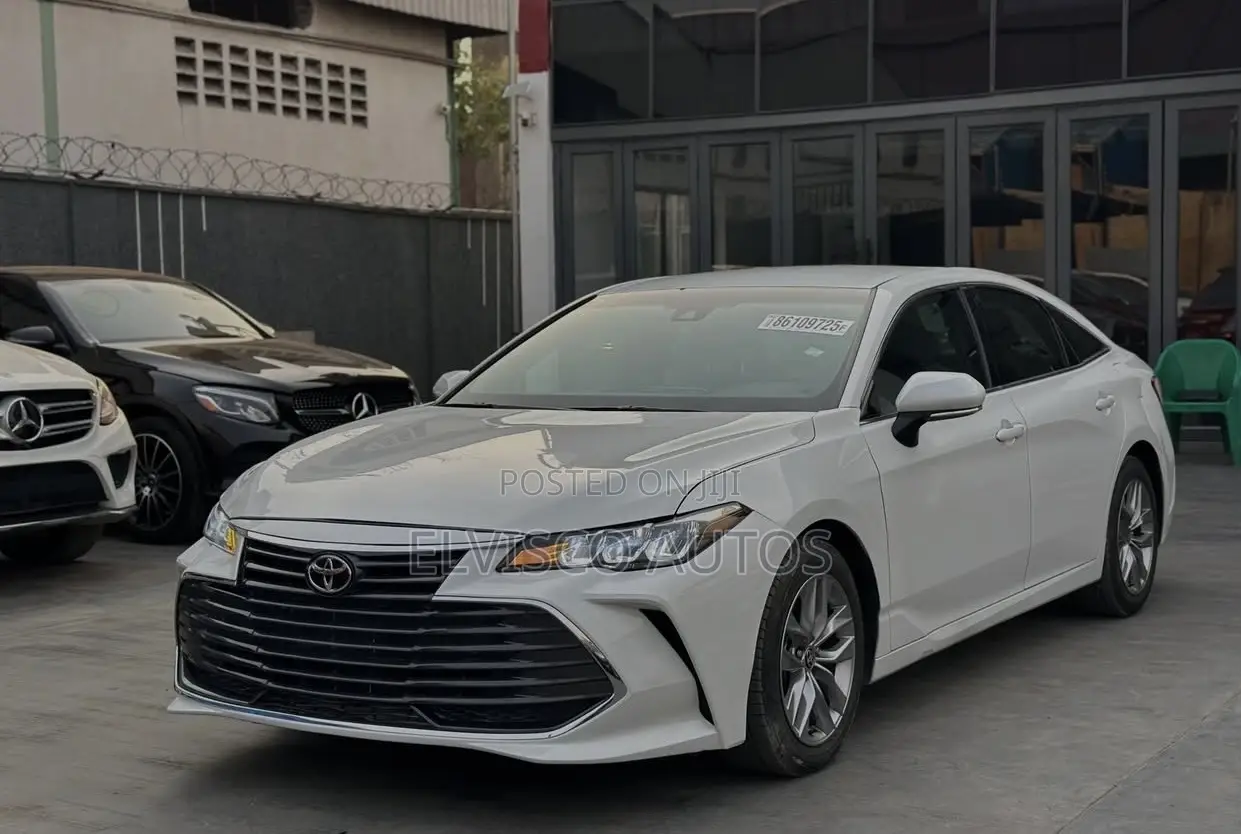 Toyota Avalon XLE 2021 White