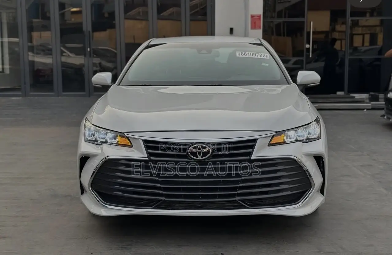 Toyota Avalon XLE 2021 White