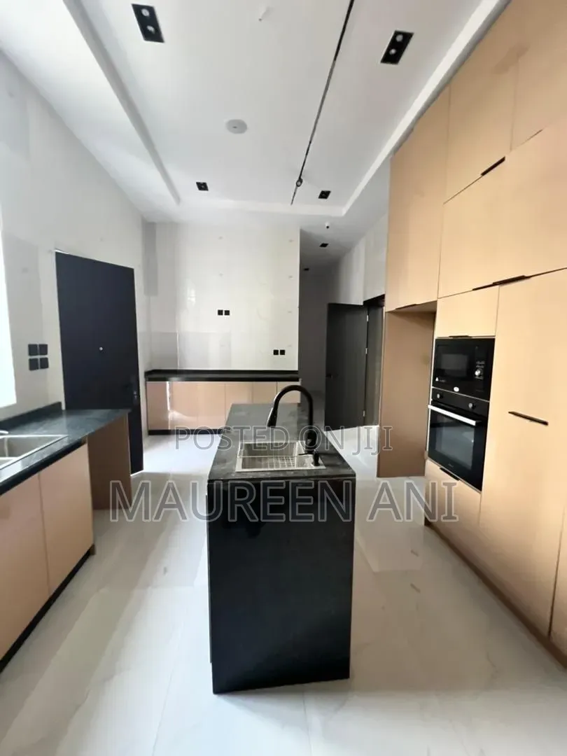5bdrm Duplex in Chevron for sale