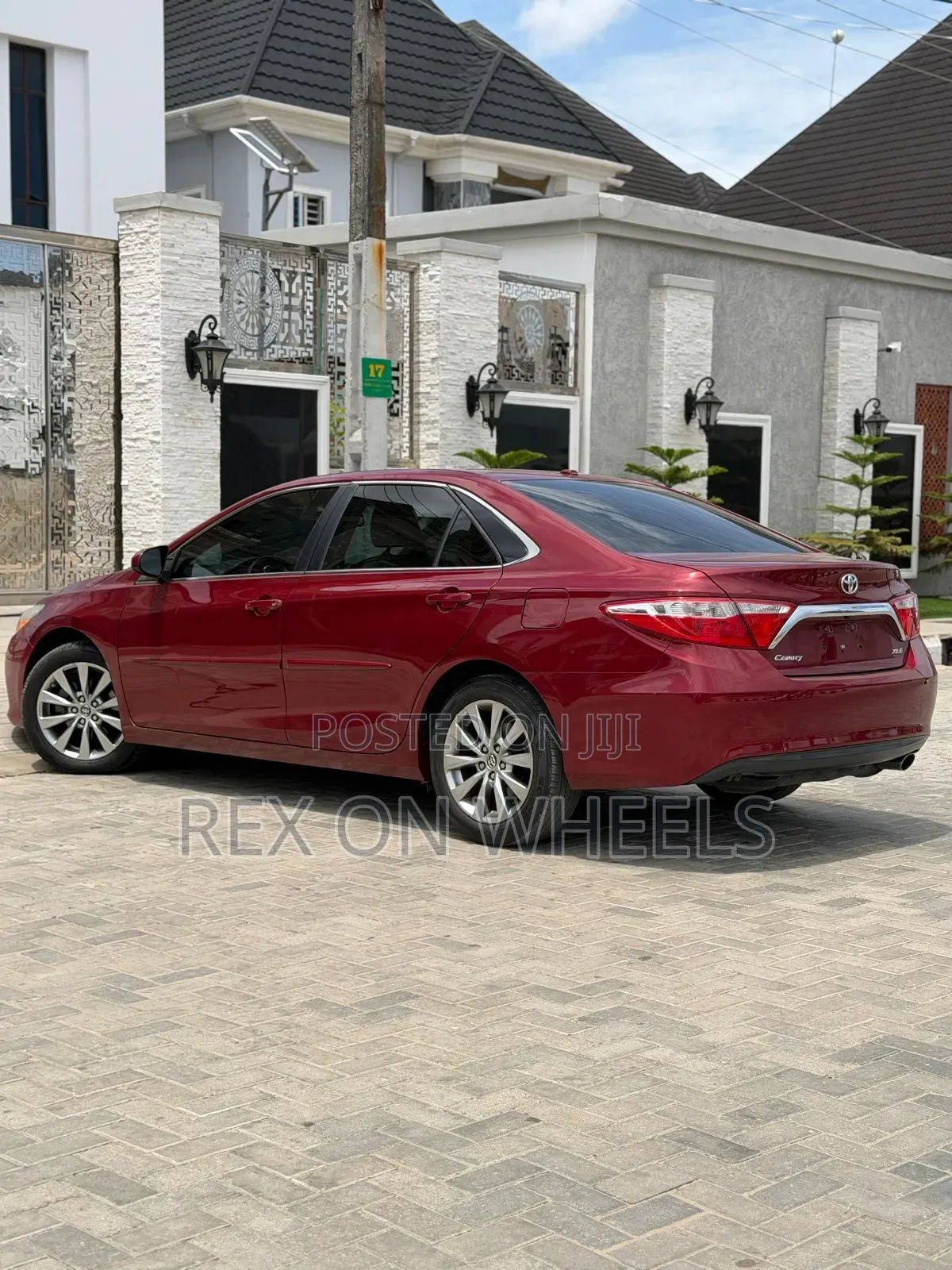 Toyota Camry XLE 4dr Sedan (2.5L 4cyl 6A) 2017 Burgundy