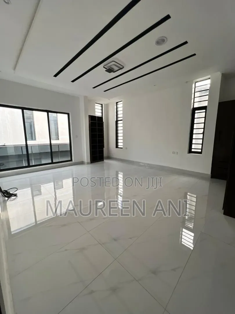 5bdrm Duplex in Chevron for sale