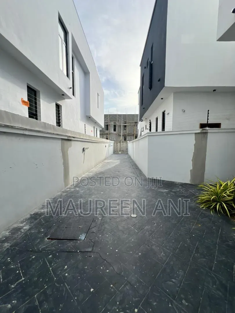5bdrm Duplex in Chevron for sale