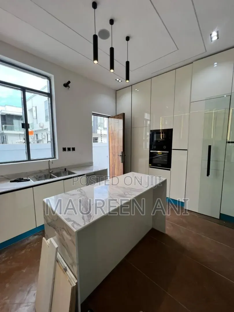 4bdrm Duplex in Chevron for sale