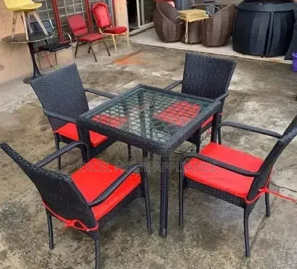 Elegant 4-seater Outdoor Rattan Dining Set With Glass Table