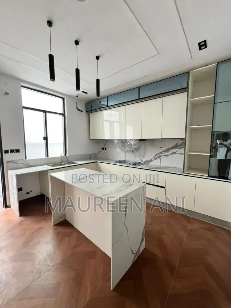 5bdrm Duplex in Chevron for sale