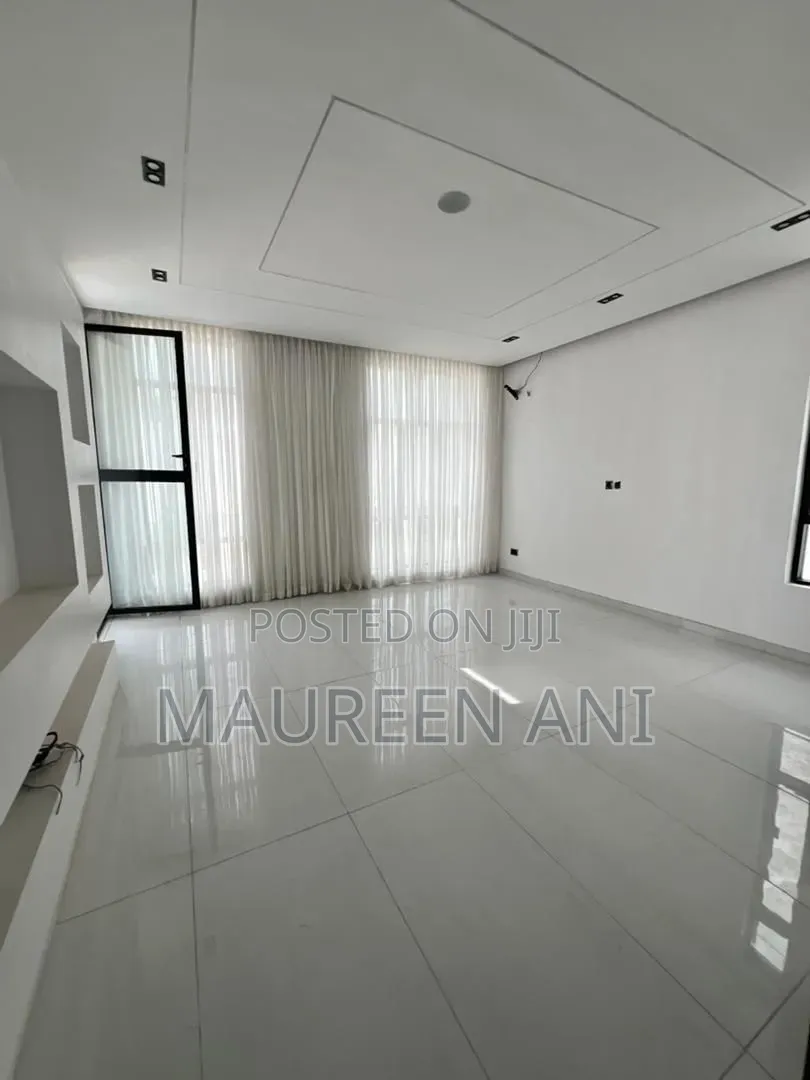5bdrm Duplex in Chevron for sale