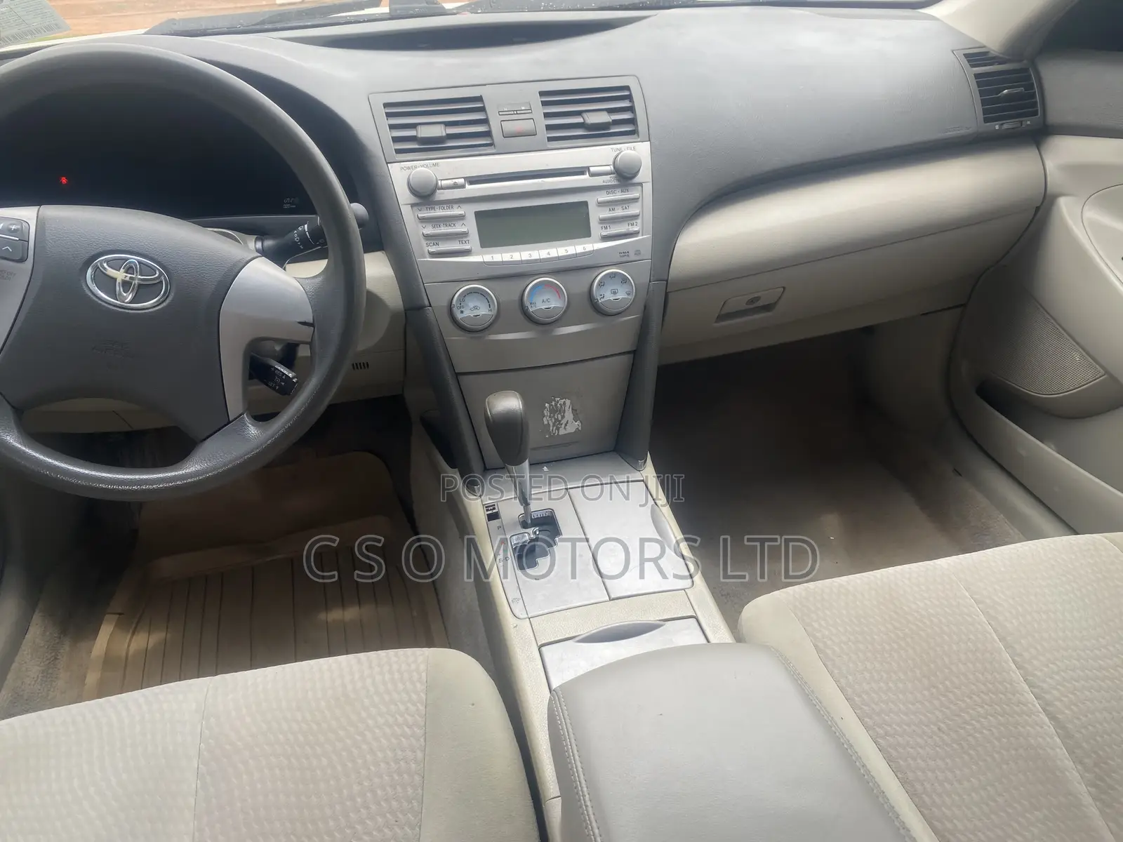 Toyota Camry LE 4dr Sedan (2.5L 4cyl 6AM) 2010 Gold
