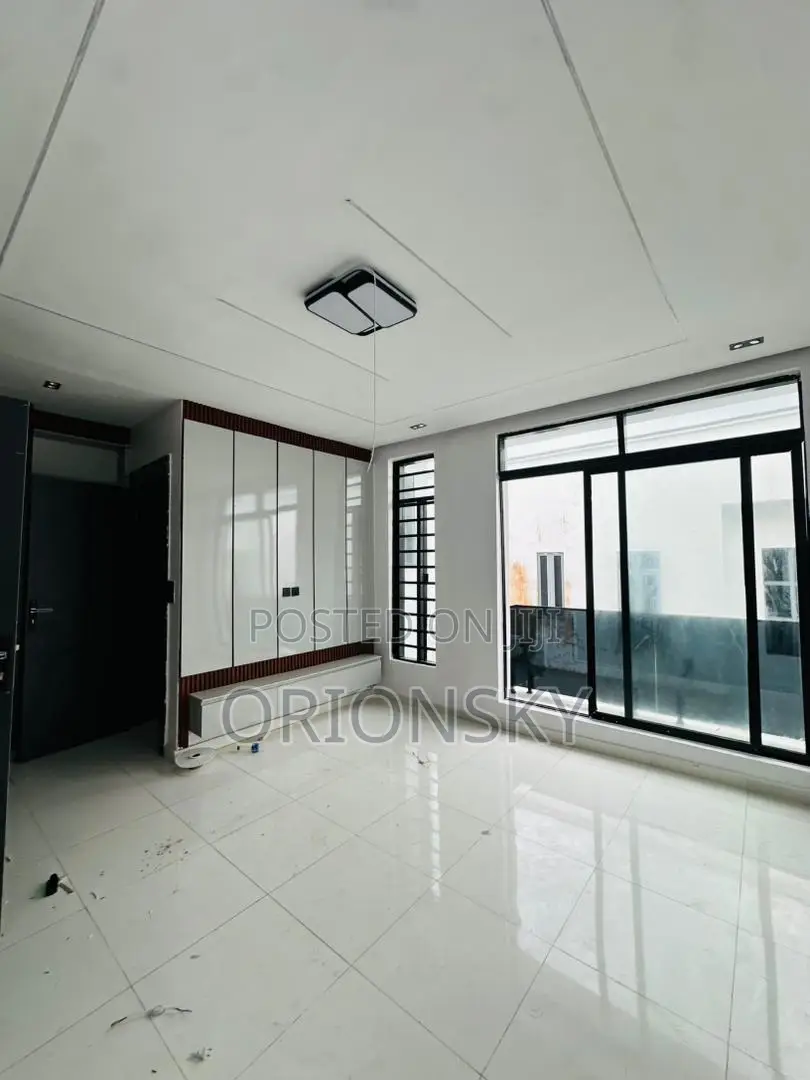 3bdrm Duplex in Ikota for sale