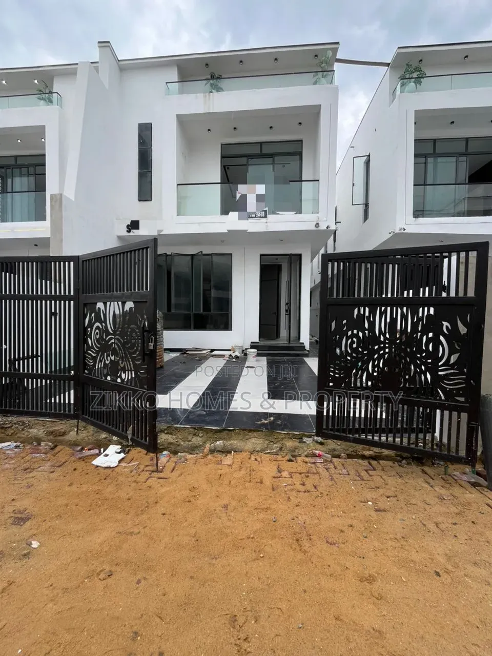 4bdrm Duplex in Chevron for sale