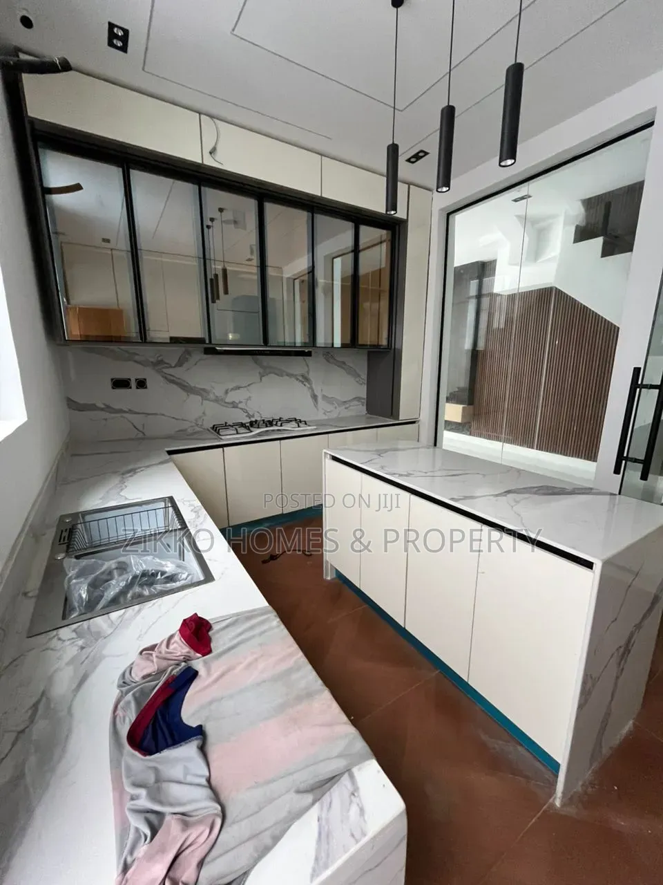 4bdrm Duplex in Chevron for sale