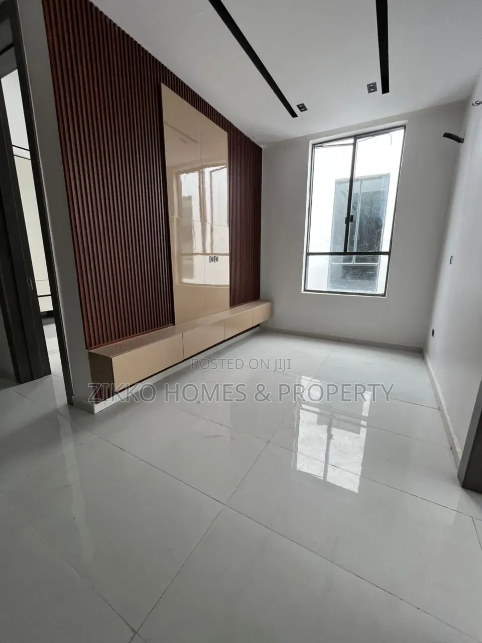 4bdrm Duplex in Chevron for sale
