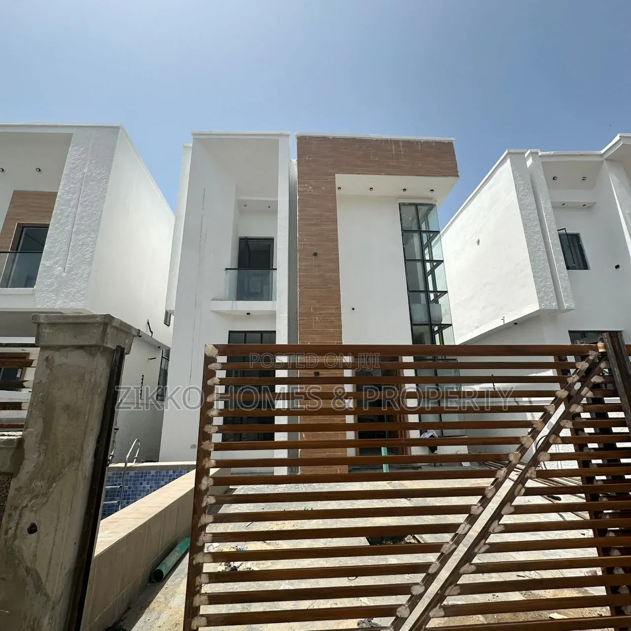 4bdrm Duplex in Cchevron Drive for sale