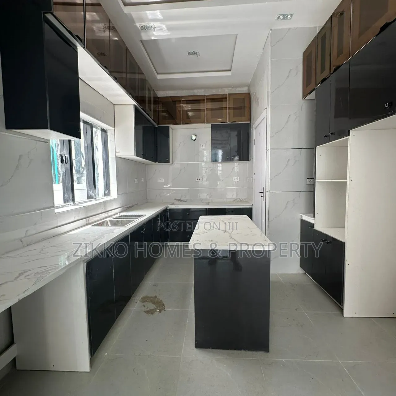 4bdrm Duplex in Cchevron Drive for sale
