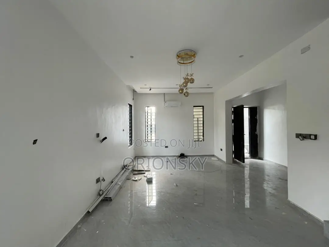 4bdrm Duplex in Millenuim/UPS for sale