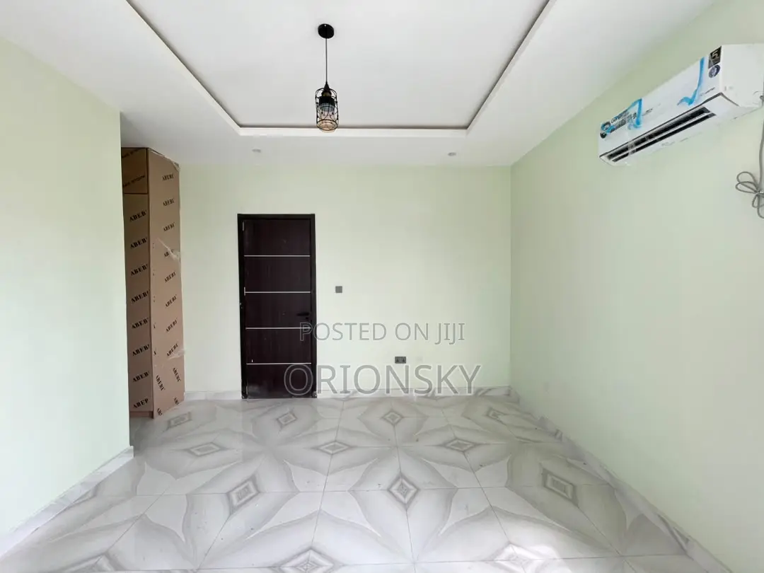 4bdrm Duplex in Millenuim/UPS for sale