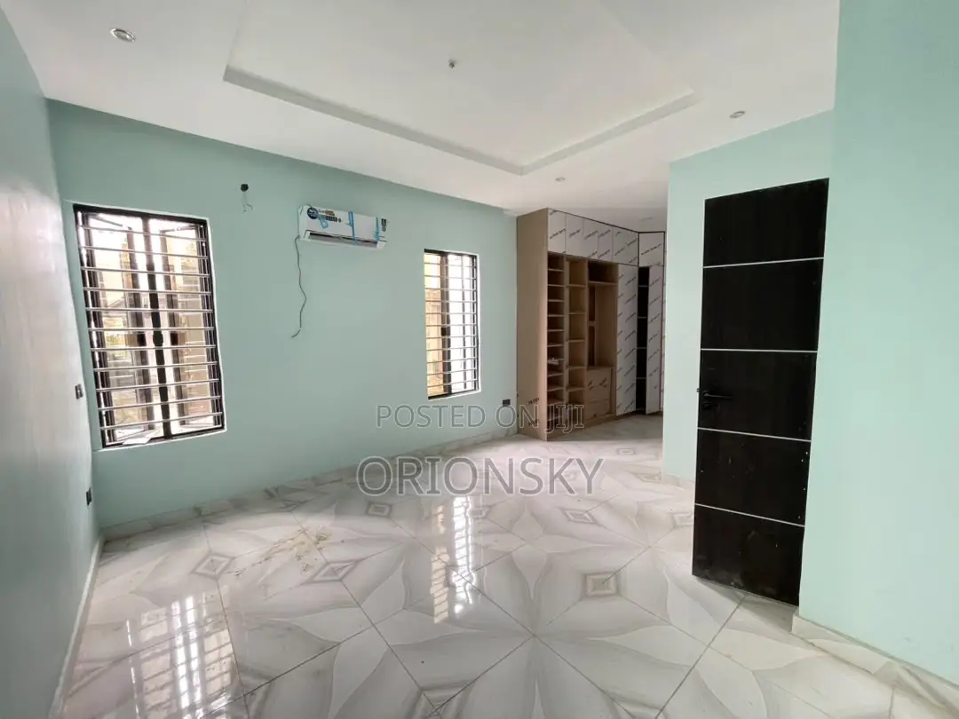 4bdrm Duplex in Millenuim/UPS for sale