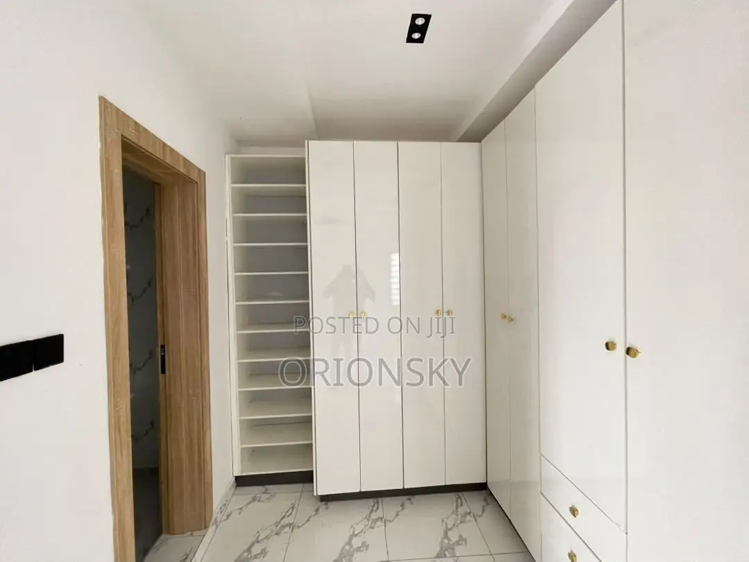 4bdrm Duplex in Millenuim/UPS for sale