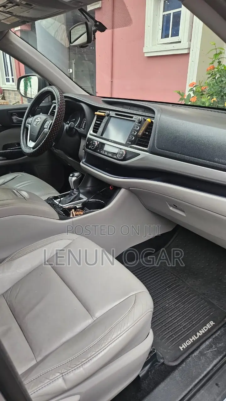 Toyota Highlander XLE 4x2 V6 (3.5L 6cyl 8A) 2018 Gray