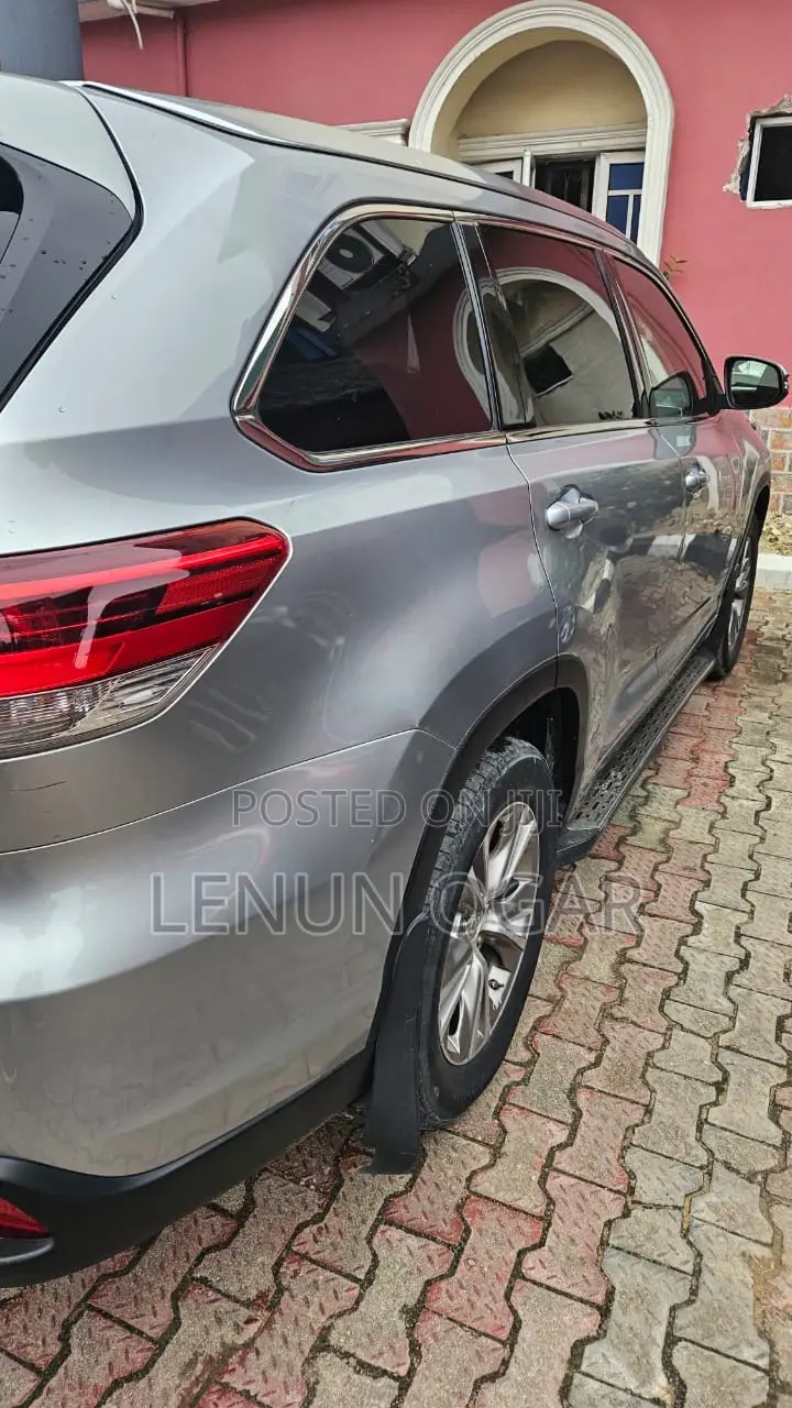 Toyota Highlander XLE 4x2 V6 (3.5L 6cyl 8A) 2018 Gray