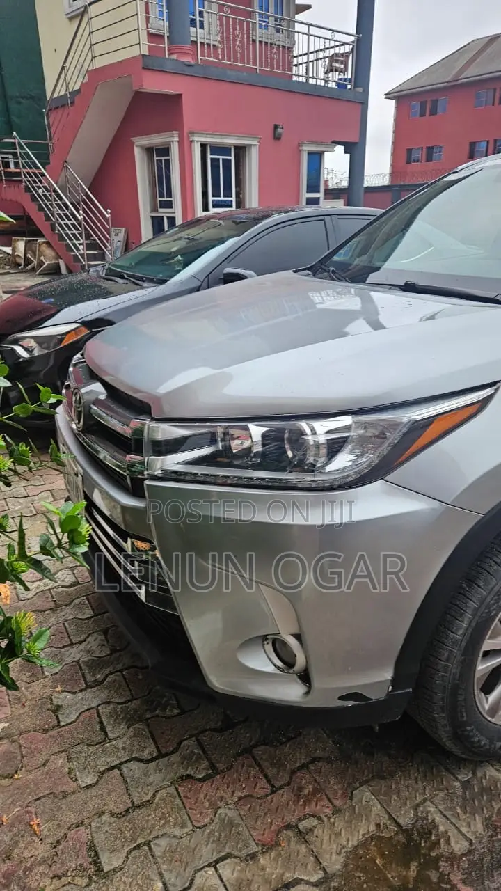 Toyota Highlander XLE 4x2 V6 (3.5L 6cyl 8A) 2018 Gray