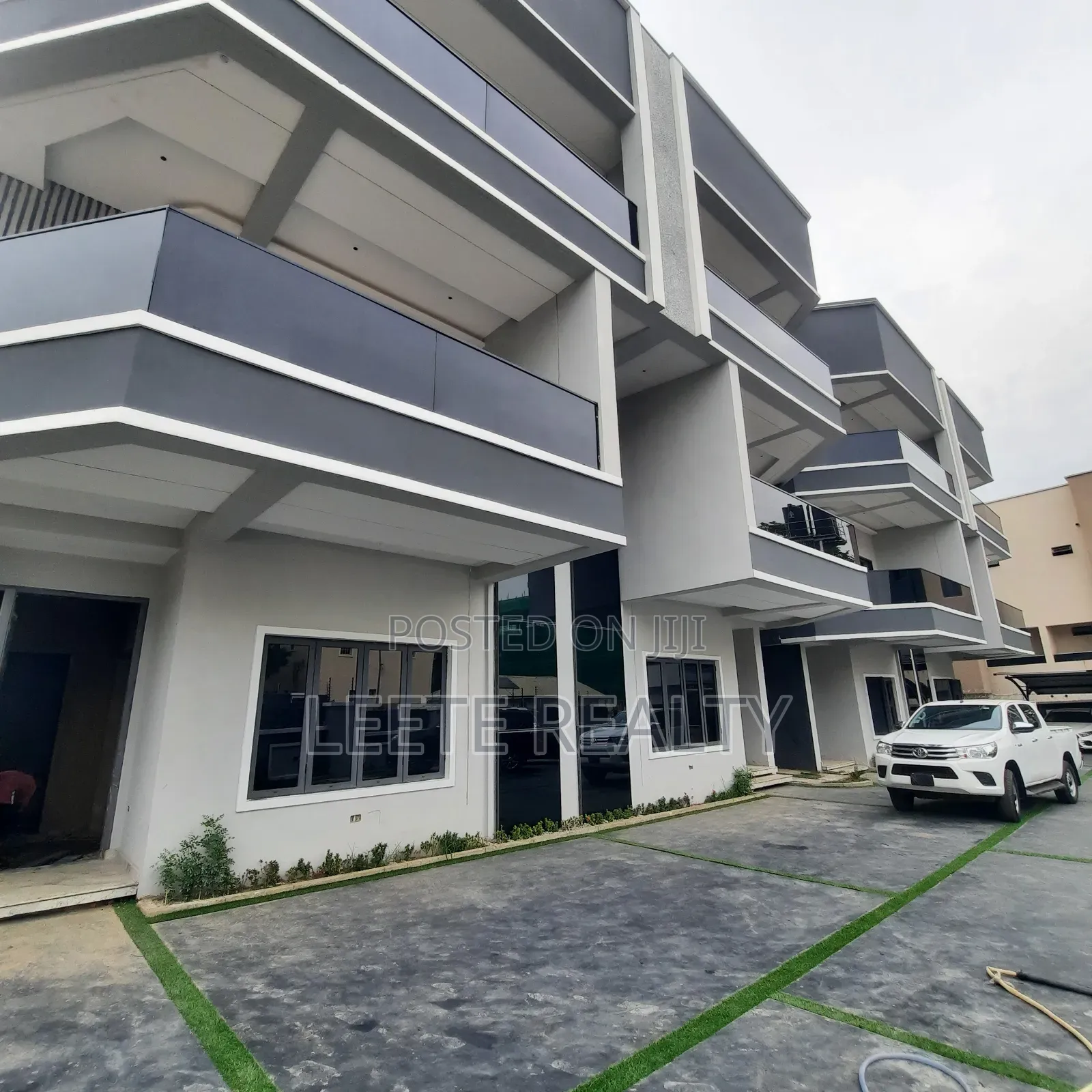 5bdrm Townhouse/Terrace in Utako for sale