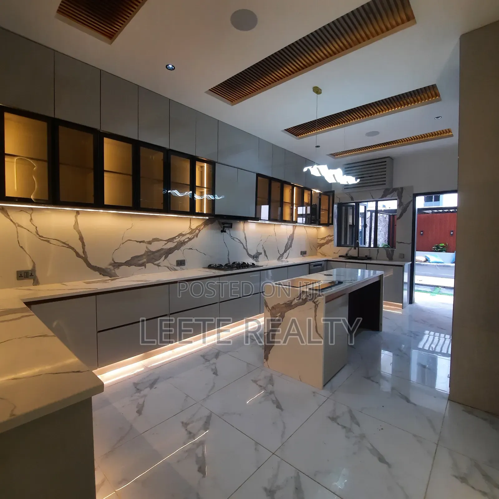 5bdrm Townhouse/Terrace in Utako for sale