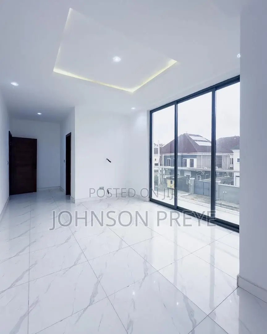 2bdrm Apartment in Lekki Phase 1 for rent
