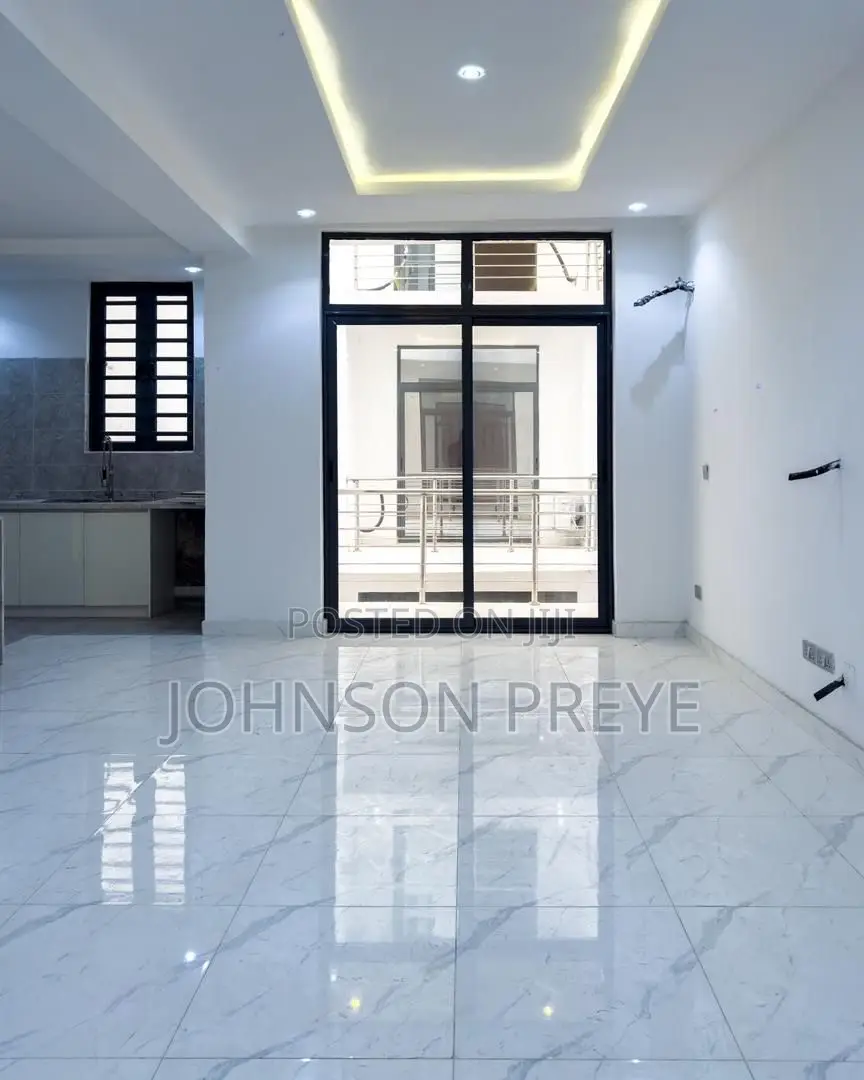 2bdrm Apartment in Lekki Phase 1 for rent