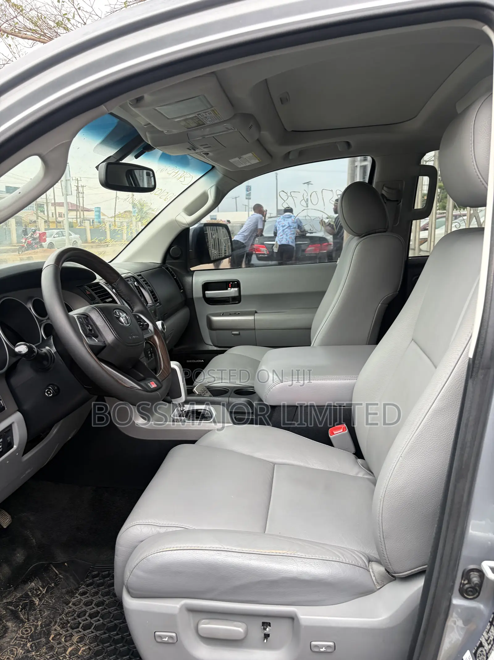 Toyota Sequoia Limited FFV 4dr SUV 4WD (5.7L 8cyl 6A) 2014 Silver