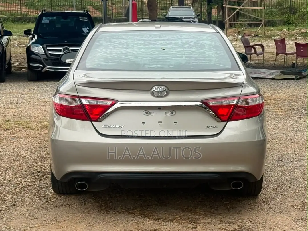 Toyota Camry XSE V6 4dr Sedan (3.5L 6cyl 6A) 2016 Gold