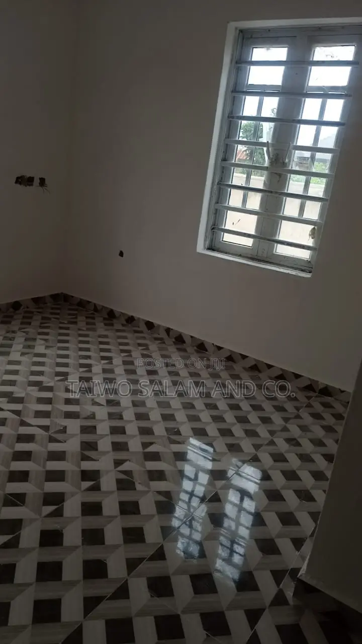 2bdrm Block of Flats in Lagelu for rent