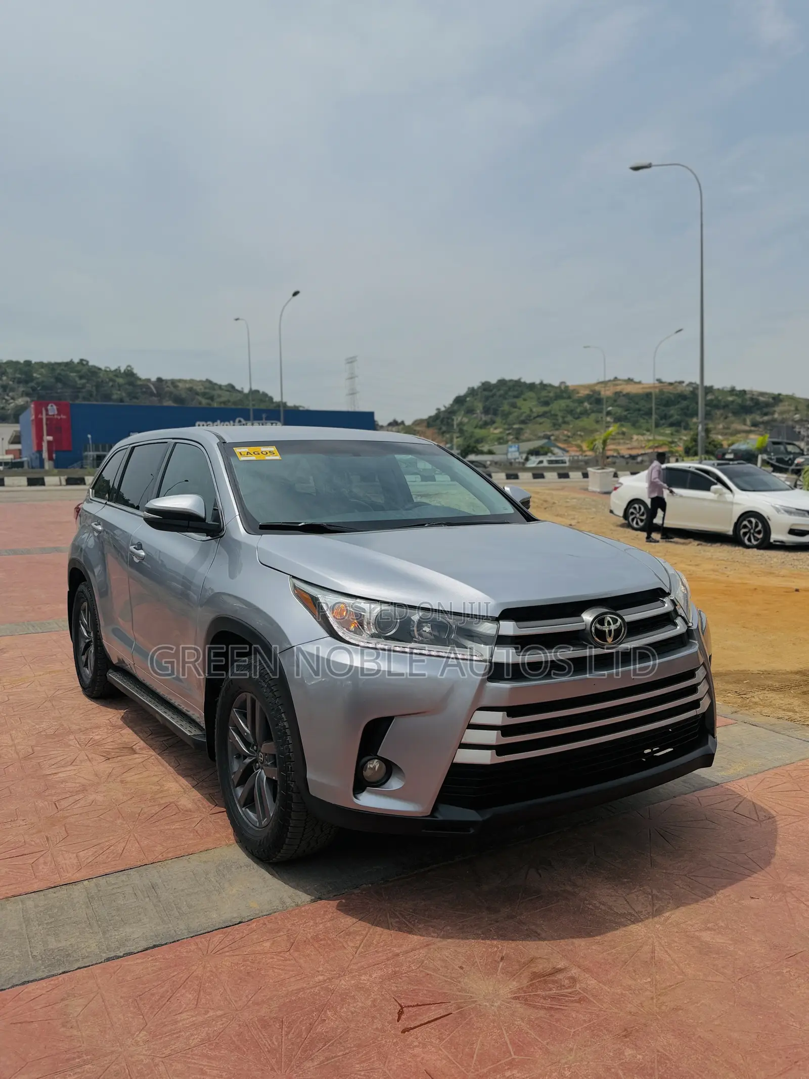 Toyota Highlander LE 4x4 V6 (3.5L 6cyl 8A) 2017 Silver