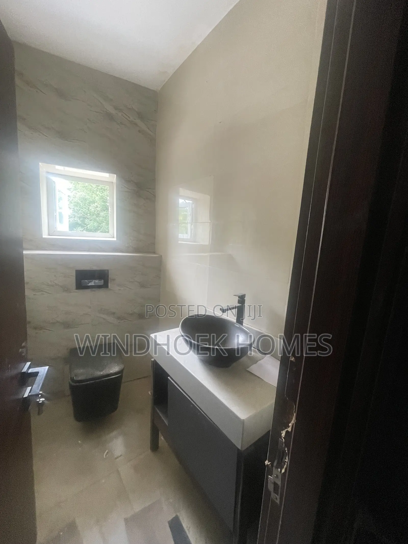85sqms Office Space/Shop Facing the Road on the 1st Floor en-Suite