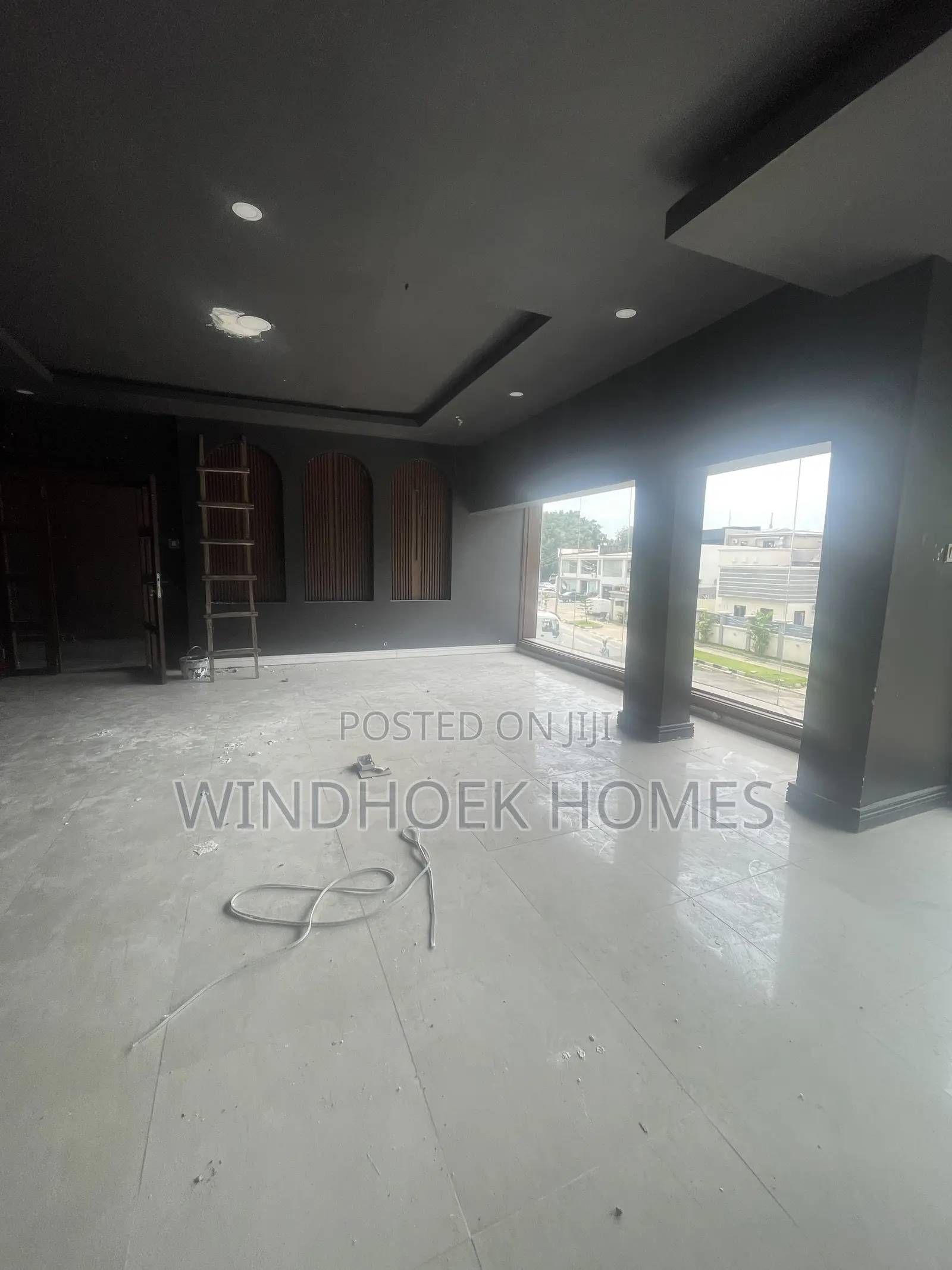 85sqms Office Space/Shop Facing the Road on the 1st Floor en-Suite