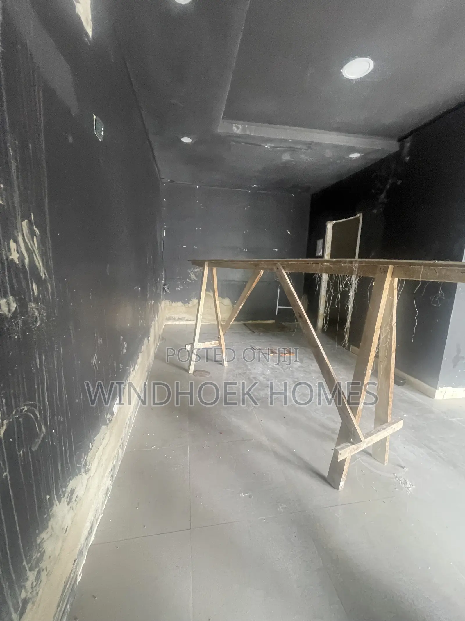 85sqms Office Space/Shop Facing the Road on the 1st Floor en-Suite