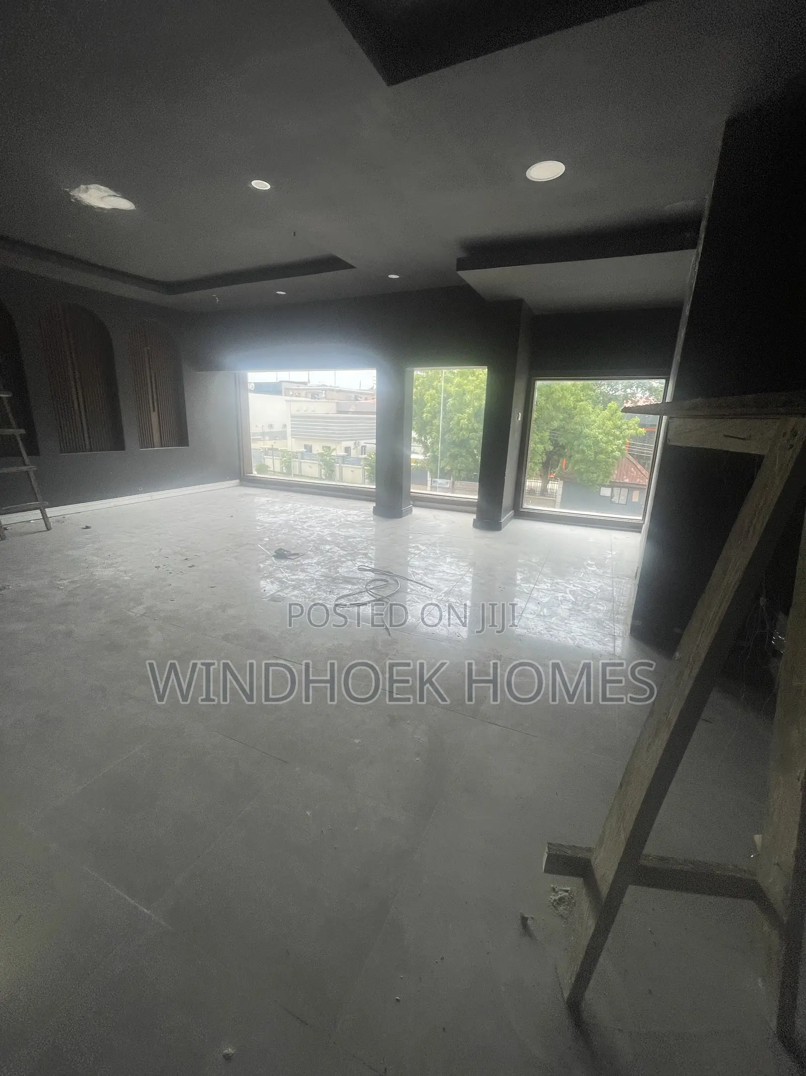 85sqms Office Space/Shop Facing the Road on the 1st Floor en-Suite