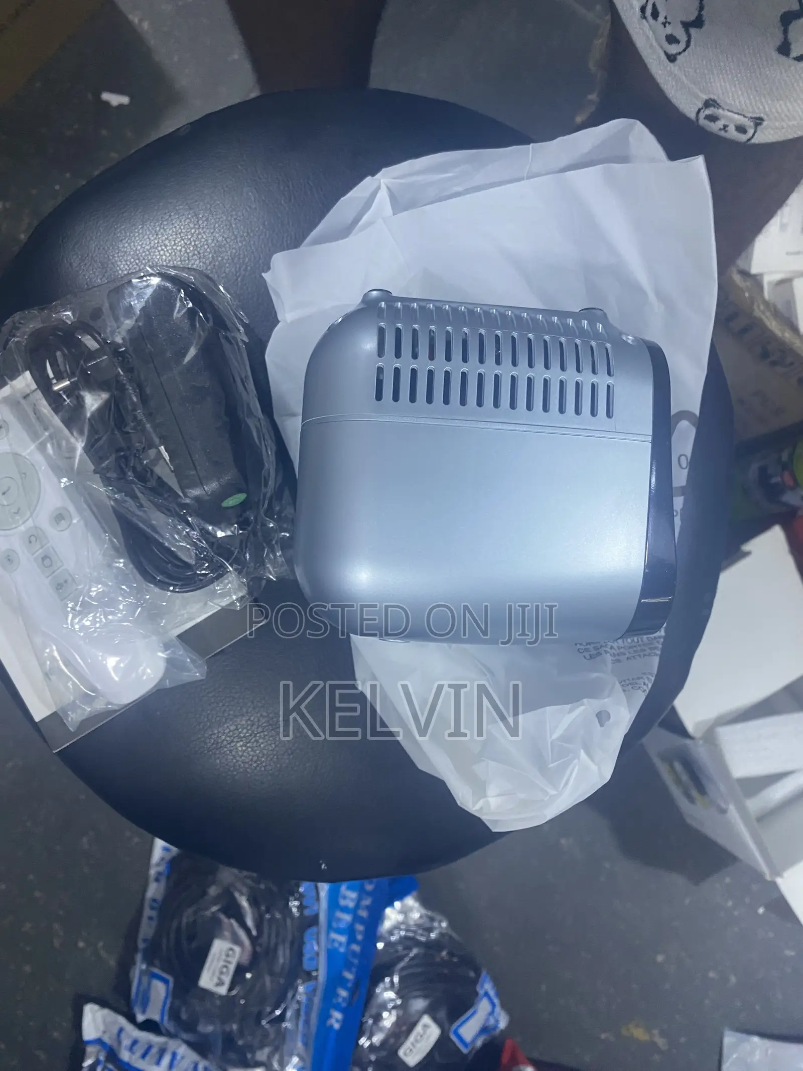 Mini Projector Supports Phone Use