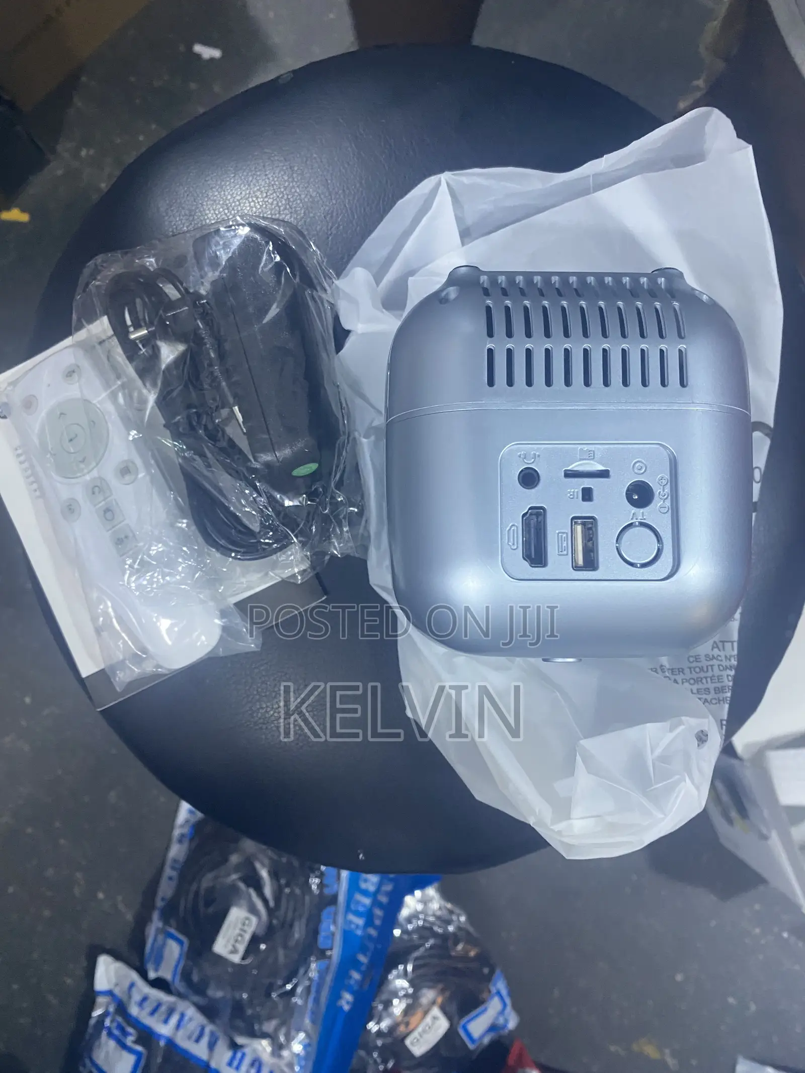 Mini Projector Supports Phone Use