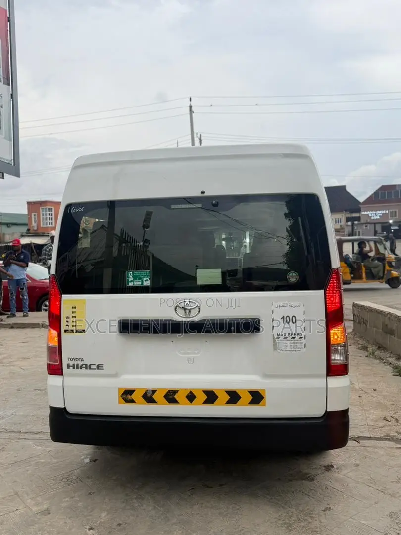 Toyota HiAce 2021 White