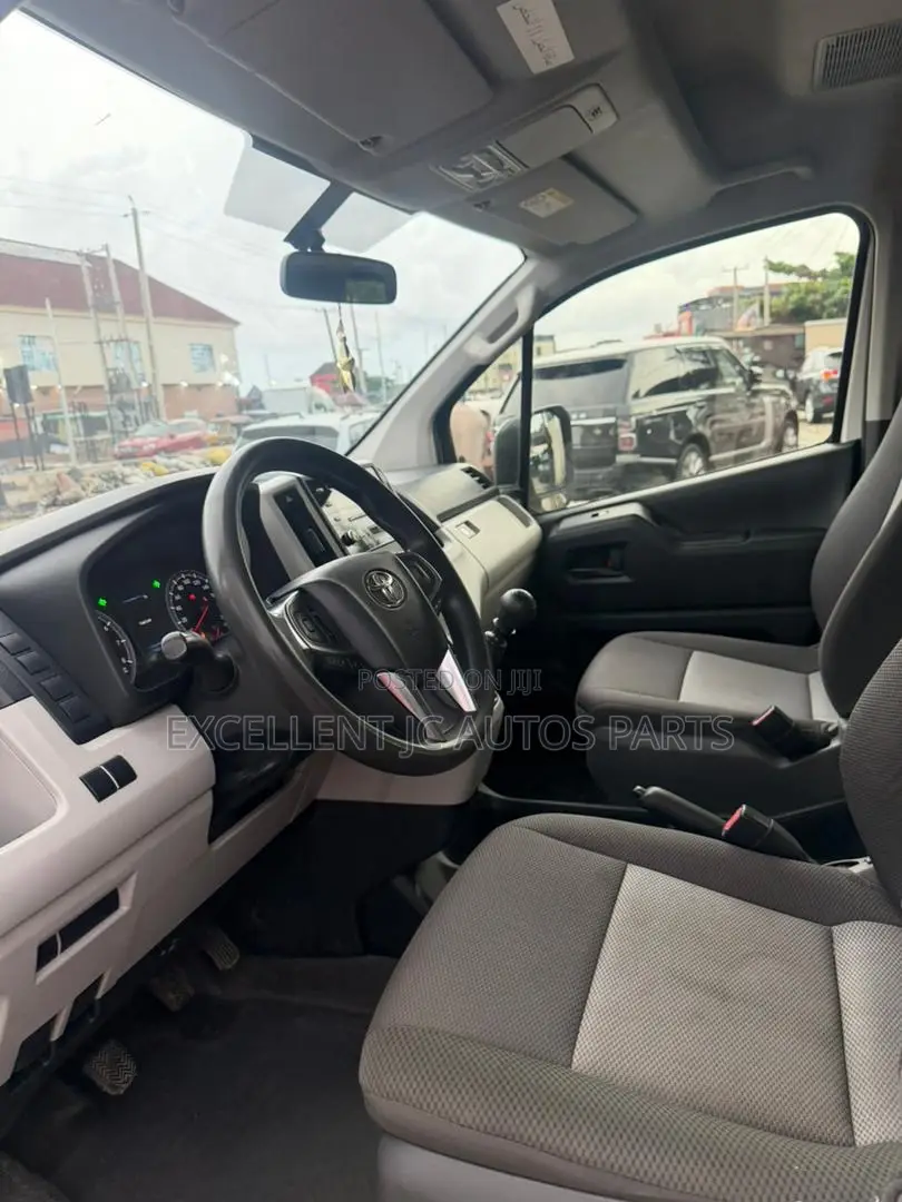 Toyota HiAce 2021 White
