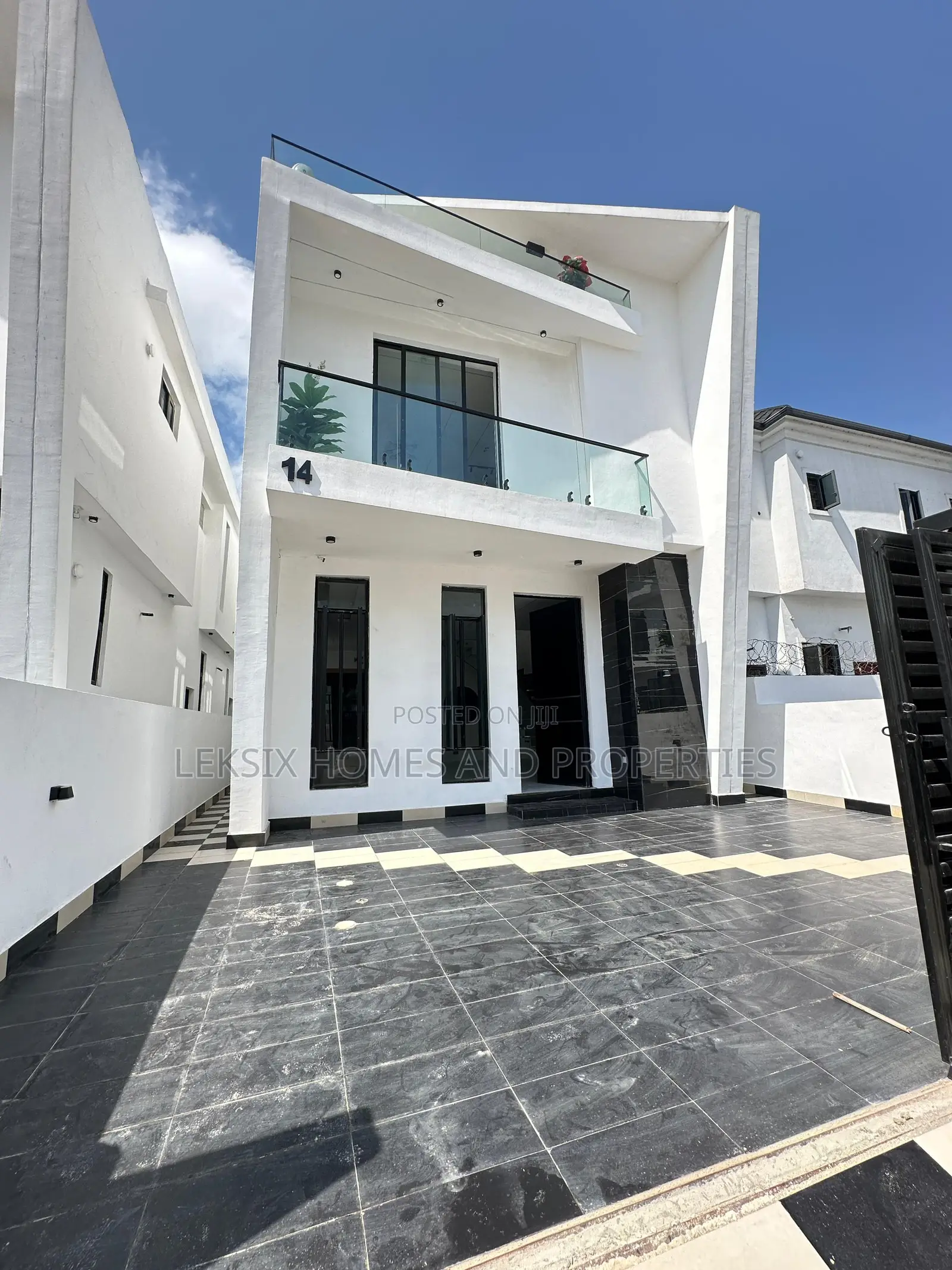 4bdrm Duplex in A Well Secured, Lekki Phase 2 for sale